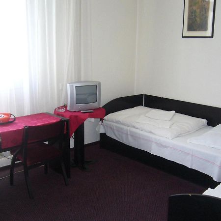 Hotel Posta Benesov  Habitación foto
