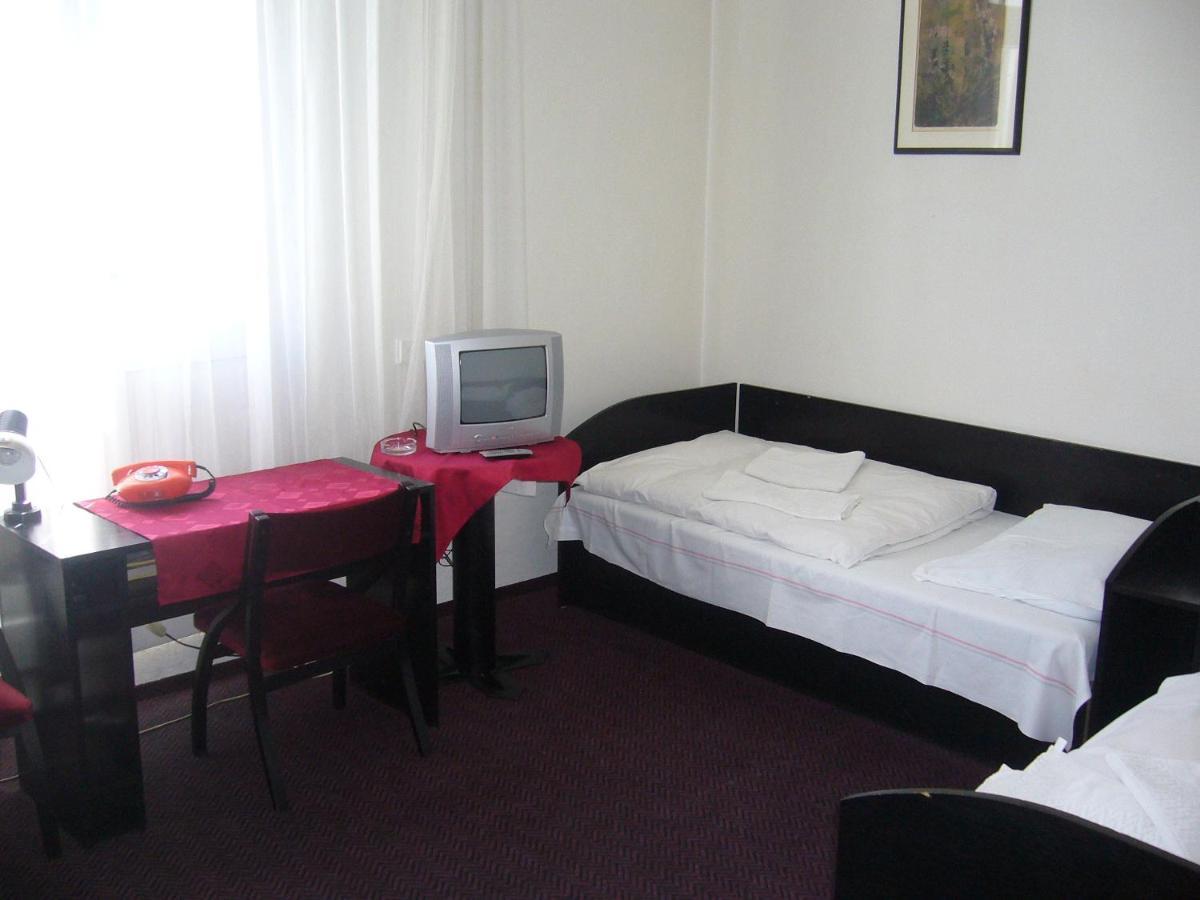 Hotel Posta Benesov  Habitación foto